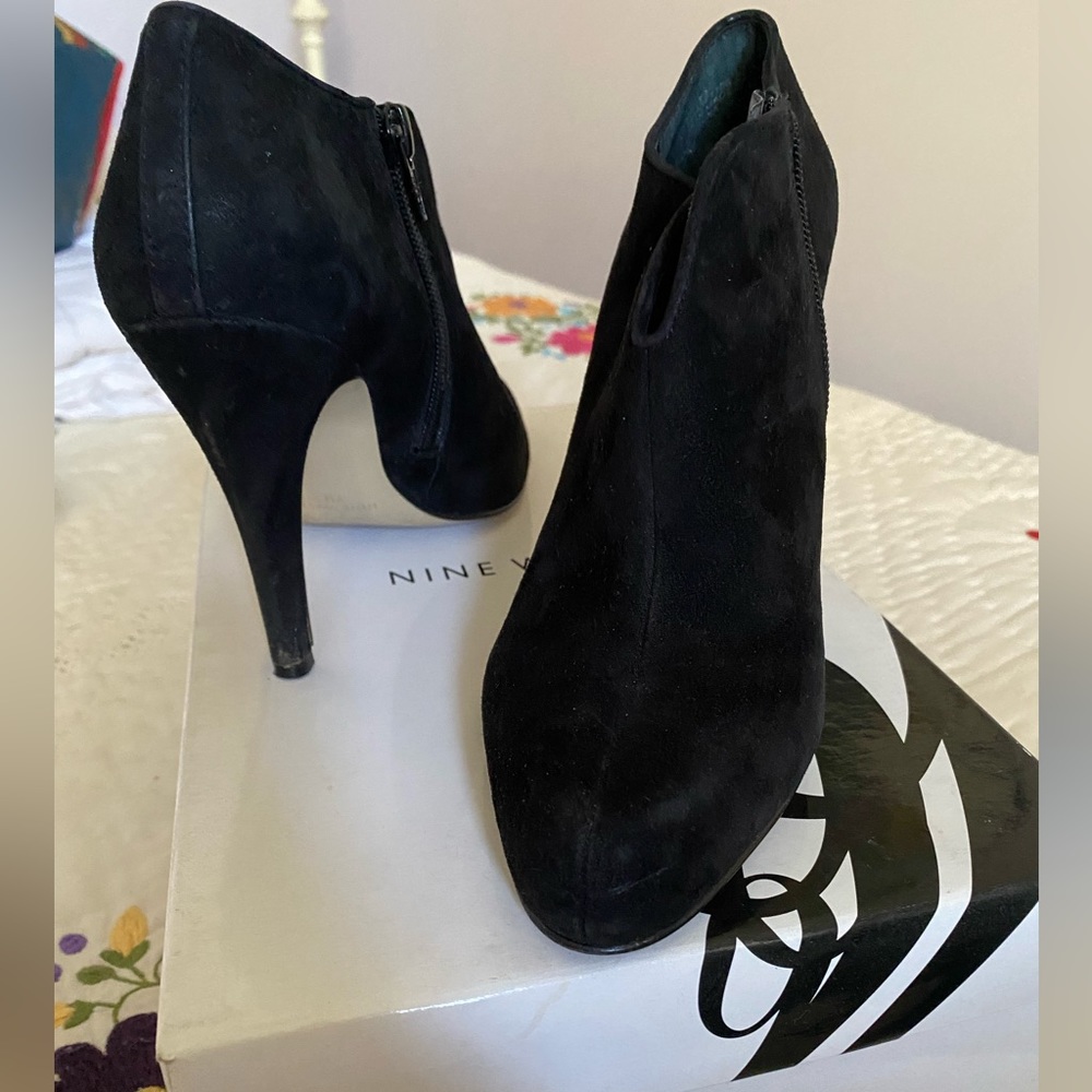 Nine West Ankle booties black suede size 7